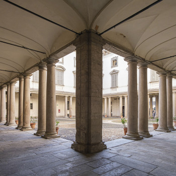 Vista del portico del cortile d'onore (© ph. Roberto Morelli, Ministero della Cultura, 2025)